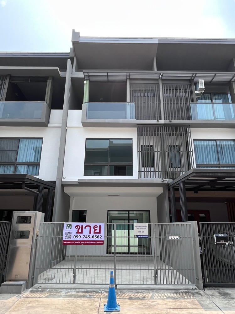 For SaleTownhouseKaset Nawamin,Ladplakao : Luxury townhome for sale, The Landmark Ekkamai-Ramindra project from Land and House, newly renovated house, ready to move in, very good condition.