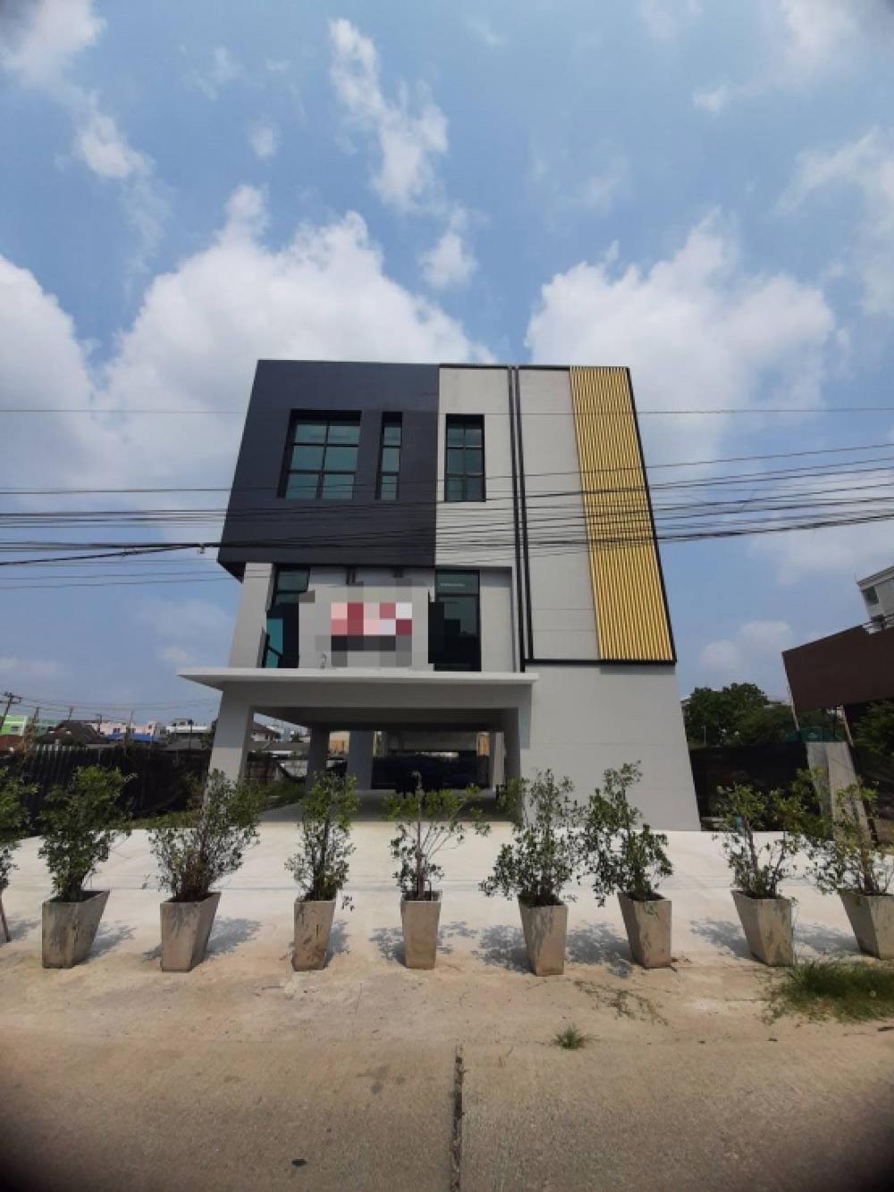 For SaleHome OfficeLadkrabang, Suwannaphum Airport : 🔥FOR SALE, Urgent! Newly built Office+store🔥📍 near Mega Bangna 👉3 storey office 🏢100 sq m, 1 bedroom🛏️ 3 bathrooms, parking🚗 for 14 cars, selling price 21.9mb.