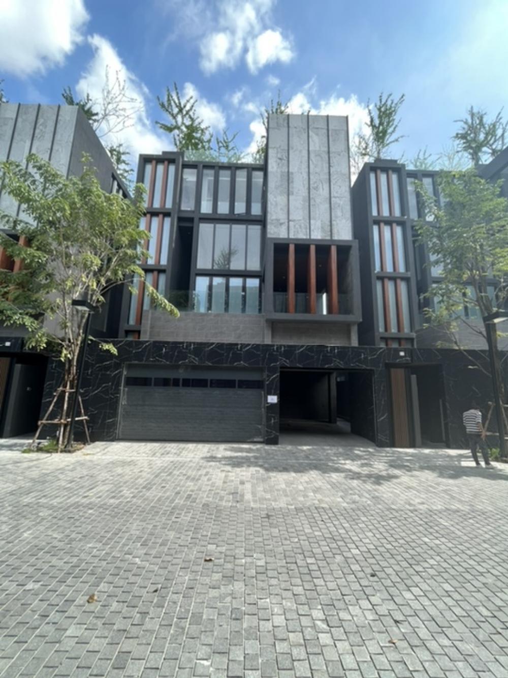 For SaleHouseLadkrabang, Suwannaphum Airport : 📍FOR SALE , Bibury Village Srinakarin (Bibury Village Srinakarin) 🎉⚡️Modern house complete with every convenience, comes with an elevator and swimming pool on the upper floor for privacy. Type A : Sapphire, 4-story detached house (not including rooftop), 