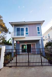 For SaleHouseLadkrabang, Suwannaphum Airport : Agent Post Selling a house in good condition, corner plot, has a kitchen counter, ready to move in.