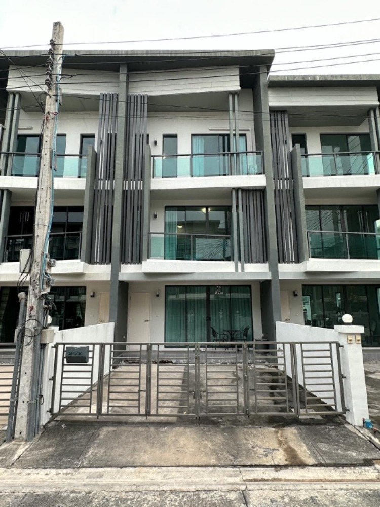 For RentTownhousePinklao, Charansanitwong : For rent, 3-storey townhouse, Ratchaphruek location, Suan Phak, 3 bedrooms, 3 bathrooms, 21 square wa, 5 meters wide, easy to enter and exit, convenient transportation, Ratchaphruek, Pinklao-Charan, beautiful house, ready to move in