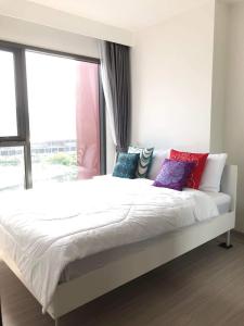 For RentCondoRama9, Petchburi, RCA : @Life Asoke Hype: studio  35 sqm., 11th floor, city view,The circle running garden ,Athletic sky atrium, L-shape sky pool ,Super great location. MRT rama9 - 300m.