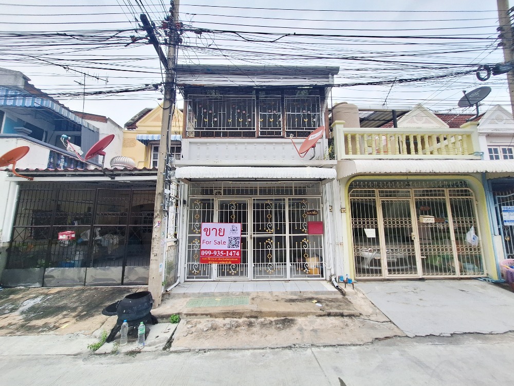 For SaleTownhouseVipawadee, Don Mueang, Lak Si : 2-story townhouse for sale, Rung Rueang House Village, Soi Phahonyothin 54, near BTS Saphan Mai.