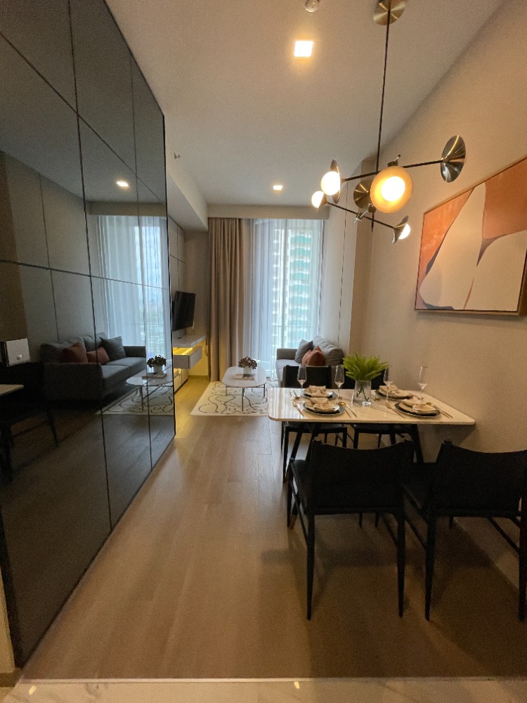 For SaleCondoSukhumvit, Asoke, Thonglor : Condo for sale, Celes Asoke, 19th floor, usable area 42 sq m, 1 bedroom, 1 bathroom, fully furnished with furniture and electrical appliances, in the heart of the metropolis, convenient travel, near BTS Asoke and MRT Sukhumvit, only 150 m.