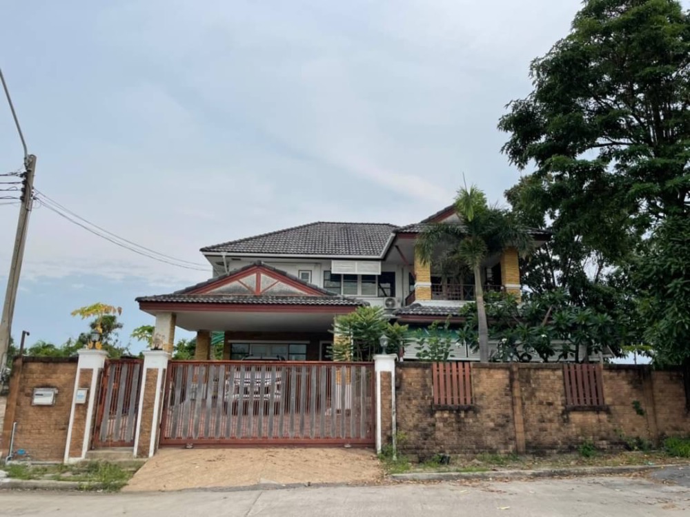 For SaleHouseSamut Prakan,Samrong : House for sale, 4 bedrooms, 3 bathrooms, Krisada City and Park Village, Bang Pla 18, Samut Prakan, corner house, quiet, price negotiable. If interested, contact 082-3223695.