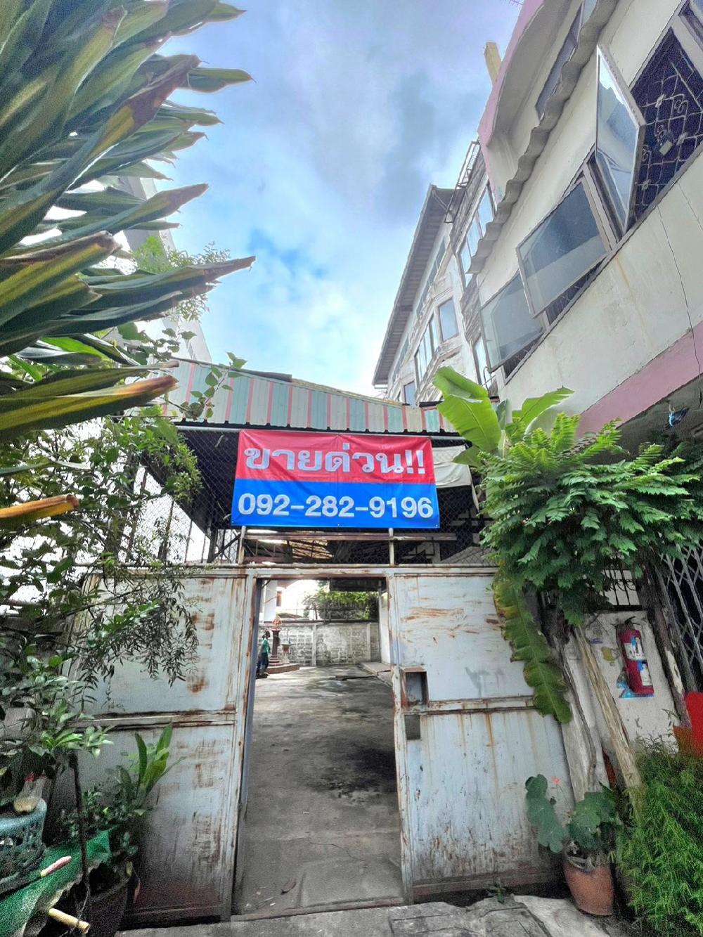 For SaleShophouseThaphra, Talat Phlu, Wutthakat : Commercial building for sale, 4 units (dormitory), very good location, near Tha Phra intersection. 100 meters from the BTS, opposite Condo The Privacy. If interested, call: 0922829196