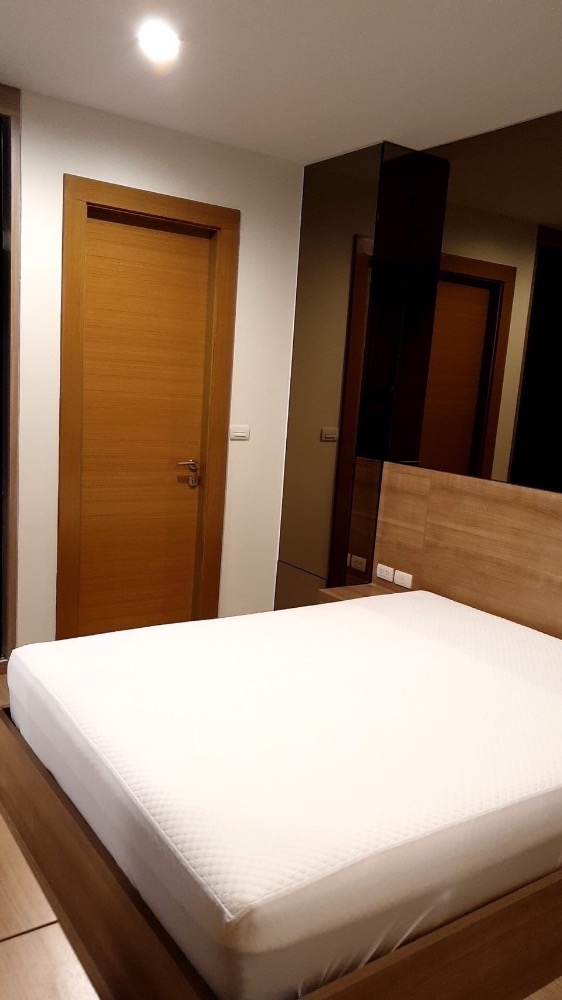 For RentCondoRatchadapisek, Huaikwang, Suttisan : RHYTHM Ratchada-Huaykwang: 46sq m, 23th floor (One bedroom),★full electrical appliances, 10 meters to MRT Huai Khwang.Beautiful common areas,rooftop pool, gym, foodtrucks during the weekend.