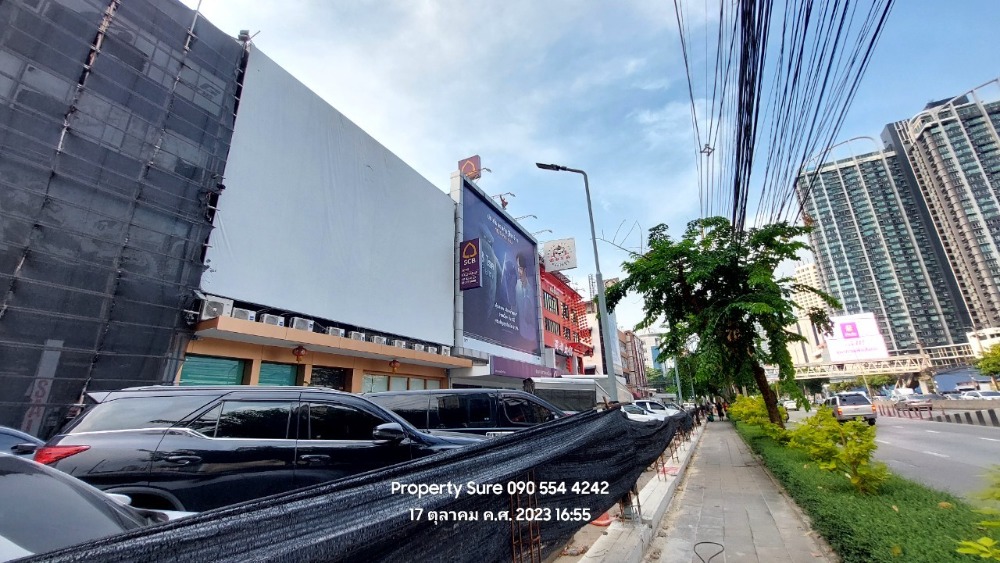 เซ้งตึกแถว อาคารพาณิชย์รัชดา ห้วยขวาง : ให้เช่า-เซ้งอาคารพาณิชย์ตกแต่งหรูใหม่เอี่ยม 5.5 ชั้น มีลิฟต์ 2 คูหาติดกัน พื้นที่ 1,100 ตารางเมตร สามารถเซ้งระยะยาว 20 ปีได้ เหมาะสำหรับทำสำนักงาน คลินิความงาม สปา ภัตตาคาร (ขายเครื่องดื่มแอลกอฮอร์ได้) หรือธุรกิจอื่น ๆ