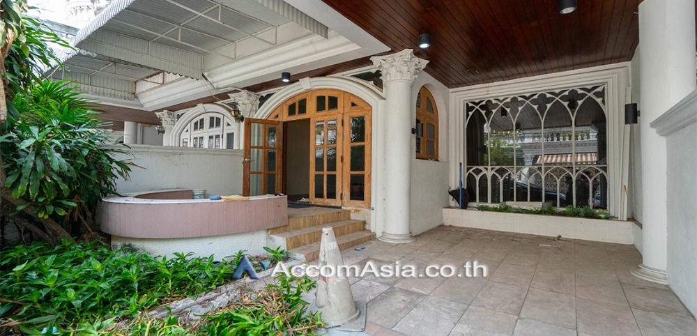 For RentHouseSukhumvit, Asoke, Thonglor : Pet-friendly | 5 Bedrooms House for Rent in Sukhumvit, Bangkok near BTS Ekkamai at Ekkamai Villas (AA17168)