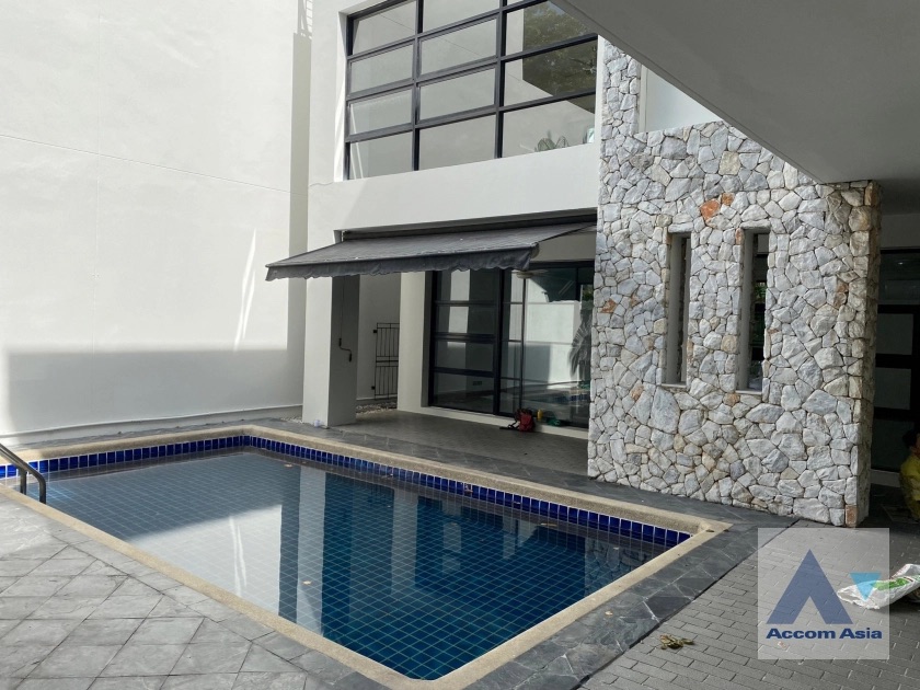 For RentHouseSukhumvit, Asoke, Thonglor : Private Swimming Pool | 4 Bedrooms House for Rent in Sukhumvit, Bangkok near BTS Ekkamai at Noble House (AA35436)