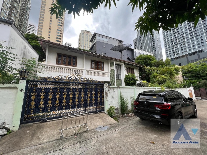 For RentHouseSukhumvit, Asoke, Thonglor : 4 Bedrooms House for Rent in Sukhumvit, Bangkok near BTS Phrom Phong (AA40873)