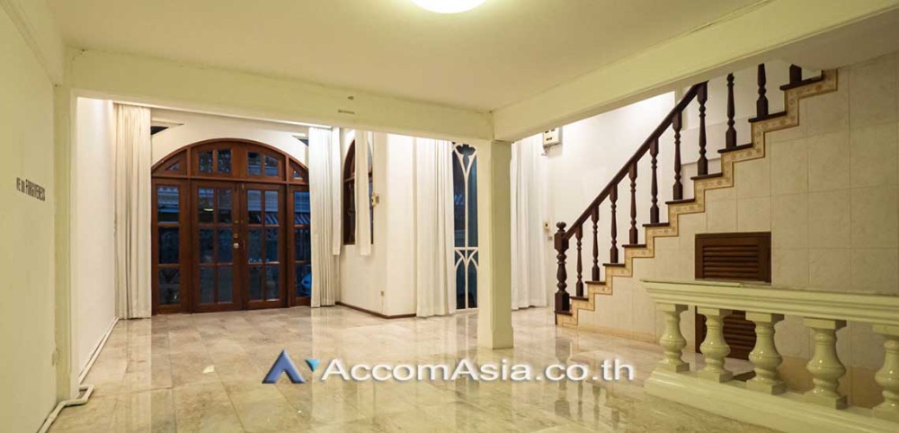 For RentHouseSukhumvit, Asoke, Thonglor : Home Office, Pet friendly | 5 Bedrooms House for Rent in Sukhumvit, Bangkok near BTS Ekkamai at Ekkamai Villas (2520691)