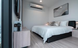 For RentCondoRatchathewi,Phayathai : ★ XT Phayathai ★ 85 sq m., 32th floor (2 bedroom, 2 bathroom), ★near BTS Phayathai and Airport Link Ratchaprarop ★near shopping areas and department stores ★ Many amenities★ Complete electrical appliances