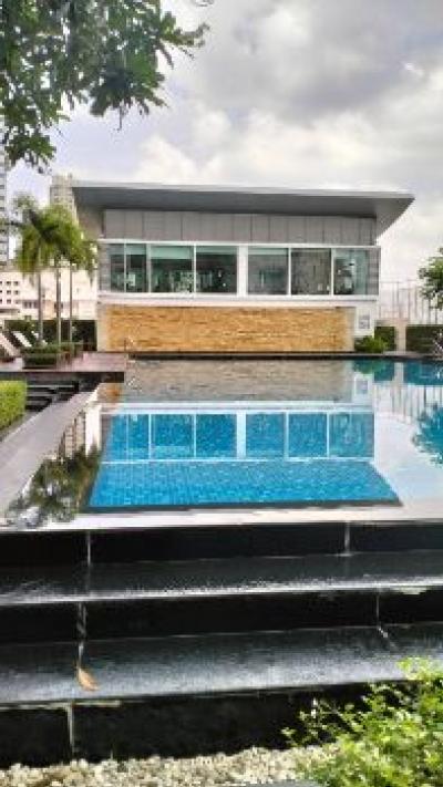 For RentCondoWongwianyai, Charoennakor : Condo for rent, Q House Condo Sathorn, 39 sq m., high floor, very beautiful room, well decorated, has a work desk.