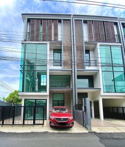 For SaleHome OfficeLadprao, Central Ladprao : 𝙁𝙤𝙧 𝙎𝙚𝙡𝙡 𝟭𝟮.𝟵 𝙈 ♥ Lat Phrao-Ratchada ♥ Home office, 4 floors, 3 bedrooms, corner house, suitable for trading, office 274 sq m. ✅ House next to the main road, has 20+ parking spaces.