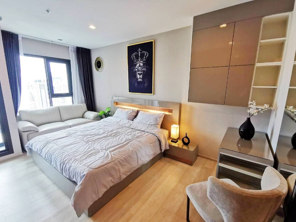 For RentCondoWitthayu, Chidlom, Langsuan, Ploenchit : Life One Wireless :28 sq m. 37th floor, BTS Ploenchit, beautiful room, fully furnished soft creamy white furniture, complete electrical appliances