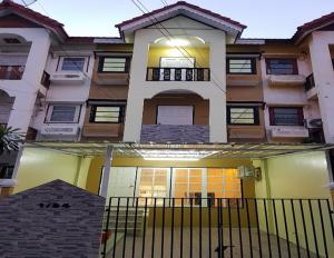 For SaleTownhouseRattanathibet, Sanambinna : 4 bedrooms, 3 floors, house for sale, Soi Rewadee 62, near Central. Near Rattanathibet and Tiwanon BTS.