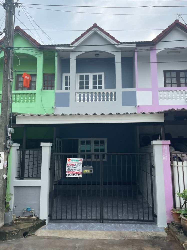 For SaleTownhouseRamkhamhaeng, Hua Mak : For sale cheap, 2-story townhouse, Soi Ramkhamhaeng 118, intersection 42-2, area 16.8 sq m. The house has 2 bedrooms, 2 bathrooms.