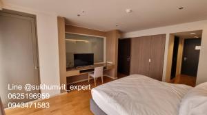 For RentCondoSukhumvit, Asoke, Thonglor : BTS Phrom Phong for rent, luxury apartment, 1 bedroom, 2 bathrooms, Duplex, wide area 90 sq m, good price, has a swimming pool, modern style.