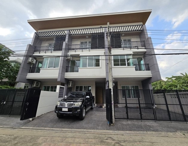 For RentHome OfficeYothinpattana,CDC : For Rent Building / townhome / Home Office for rent, 3 floors, 3 units, Soi Chokchai 4, not deep into the alley, near The Jass Wang Hin / 15 air conditioners / parking for 9 cars / can be an office, can register a company.