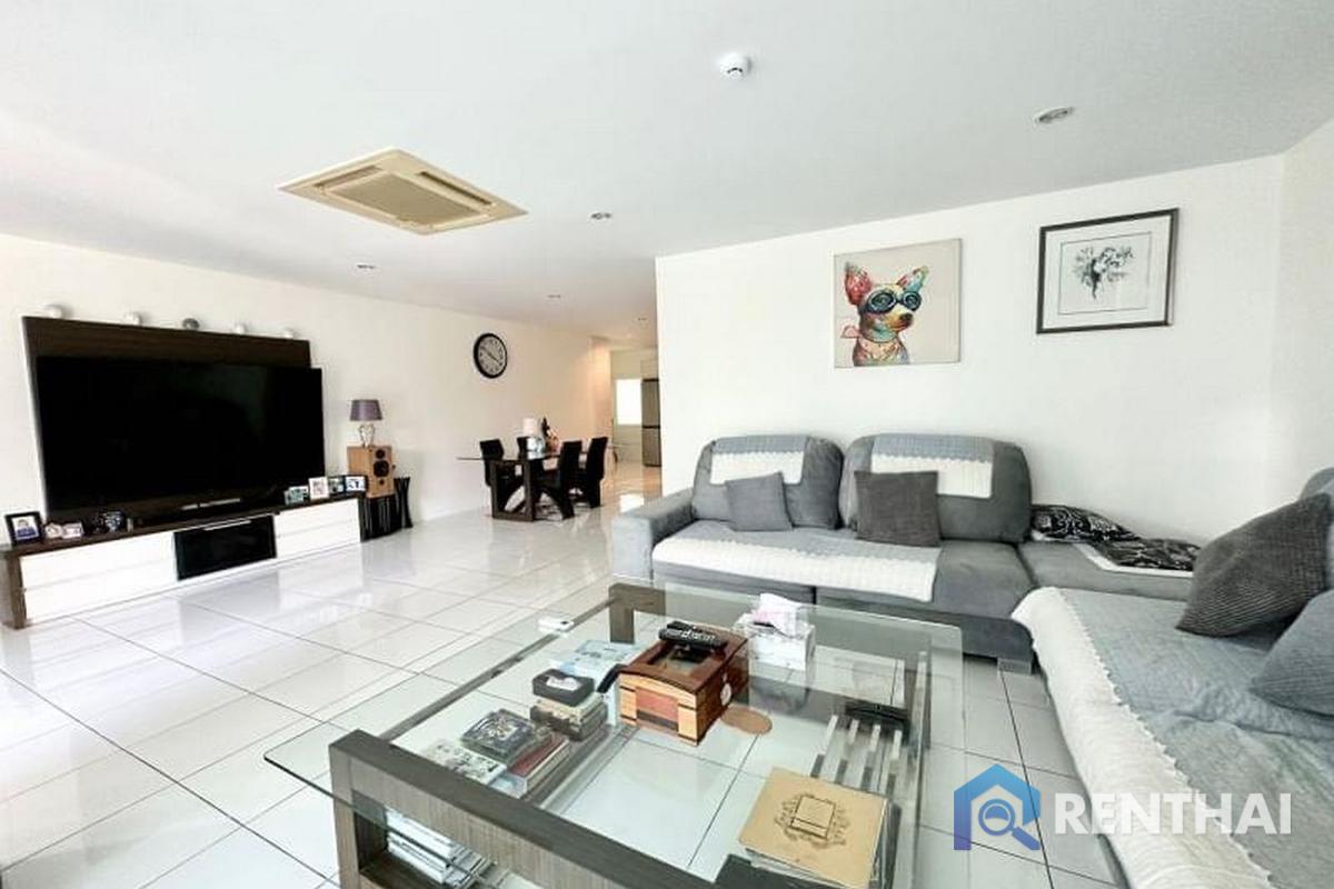 For SaleCondoPattaya, Bangsaen, Chonburi : Spacious Condo in the Heart of Pratumnak for Sale!