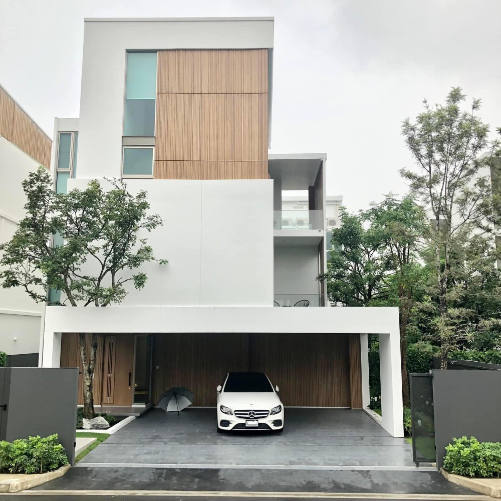 For RentHousePattanakan, Srinakarin : Single house for rent, beautifully decorated, luxuriously decorated, air conditioned, fully furnished, 3 bedrooms, 4 bathrooms, 2 living rooms, rental price 250,000 baht per month, Rama 9 Road.