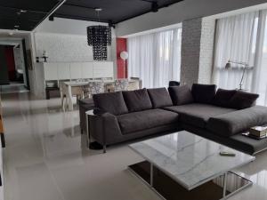 ให้เช่าคอนโดสาทร นราธิวาส : Fully Furnished 3 Beds Unit for Rent!