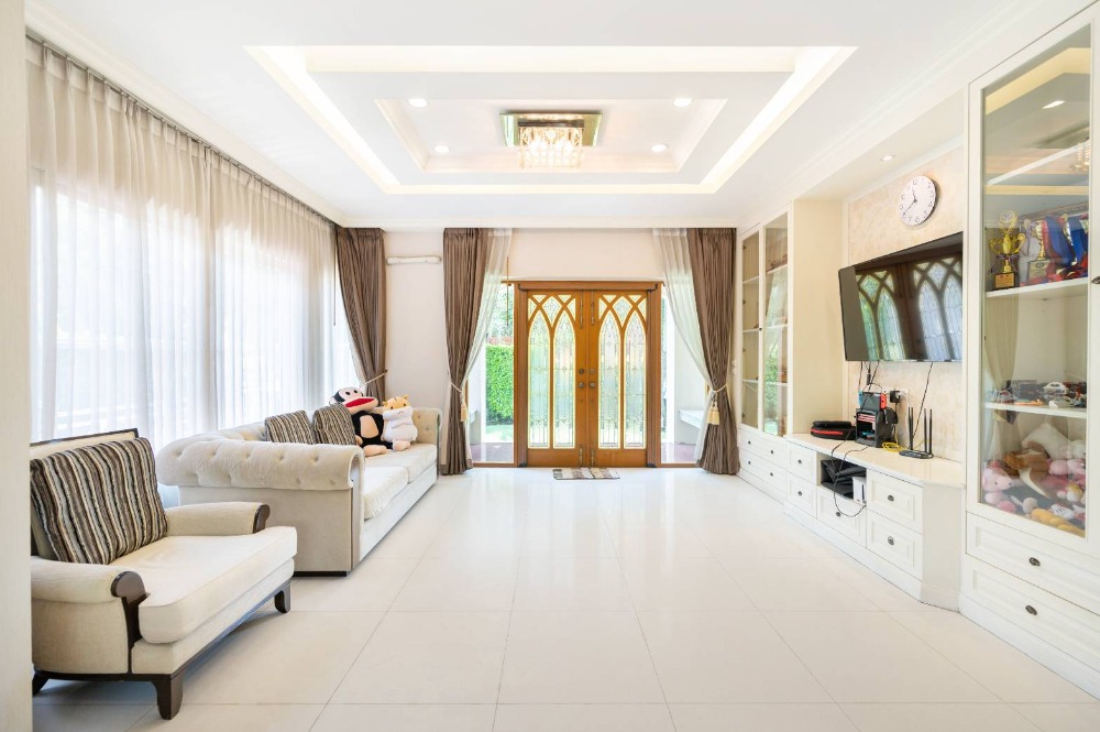 For SaleHouseRama5, Ratchapruek, Bangkruai : Beautiful, luxurious house for sale, comfortable to live in, fully furnished, ready to move in. #Laddarom Elegance Ratchaphruek-Rattanathibet 117 sq m. Beautiful built-ins, has a shady garden, the front of the house faces south.