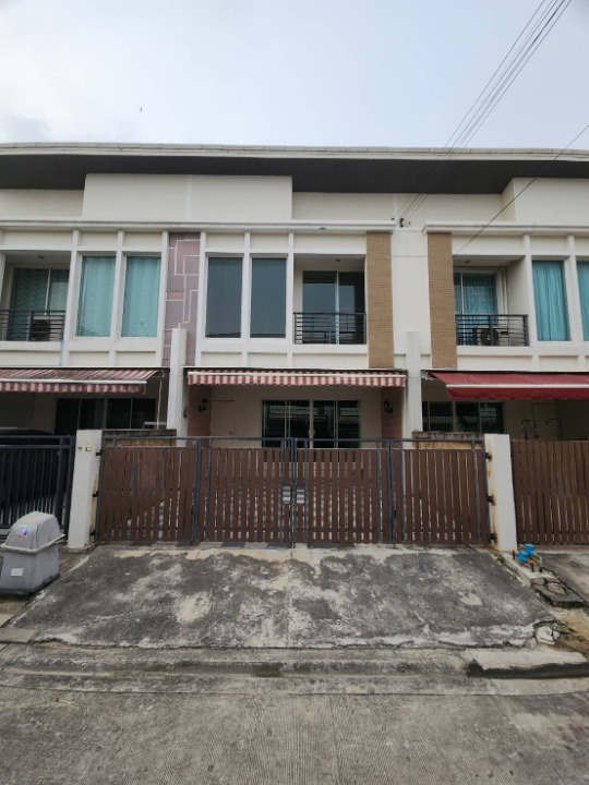 For RentTownhouseLadkrabang, Suwannaphum Airport : Townhome for rent Baan Klang Muang Essence On Nut - Wongwaen, near Robinson Lat Krabang, only 4 minutes.