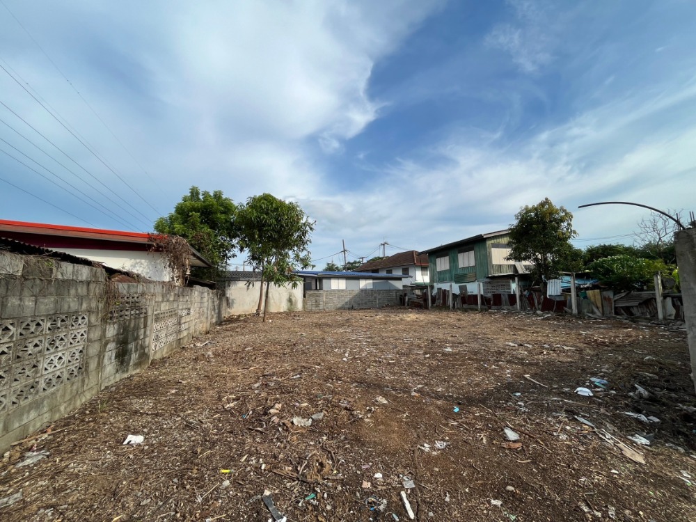 For SaleLandSaraburi : Land for sale in Saraburi Saraburi city location Suitable for building a single house. Location : https://maps.app.goo.gl/yWCnn6CUmhDpTNgYA #Pak Phriao #Mueang Saraburi #2 minutes to Phahon Yothin Road #In front of the alley is a cafe. #Details - Beautifu