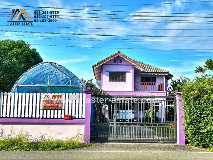 For SaleHousePathum Thani,Rangsit, Thammasat : 2-storey detached house, 200 sq m, Khlong 13, Lam Luk Ka + fruit orchard + vegetable growing shed with mosquito netting + various types of kitchen vegetables The road in front is public. There is a 7-11, Lotus at the entrance of the alley.