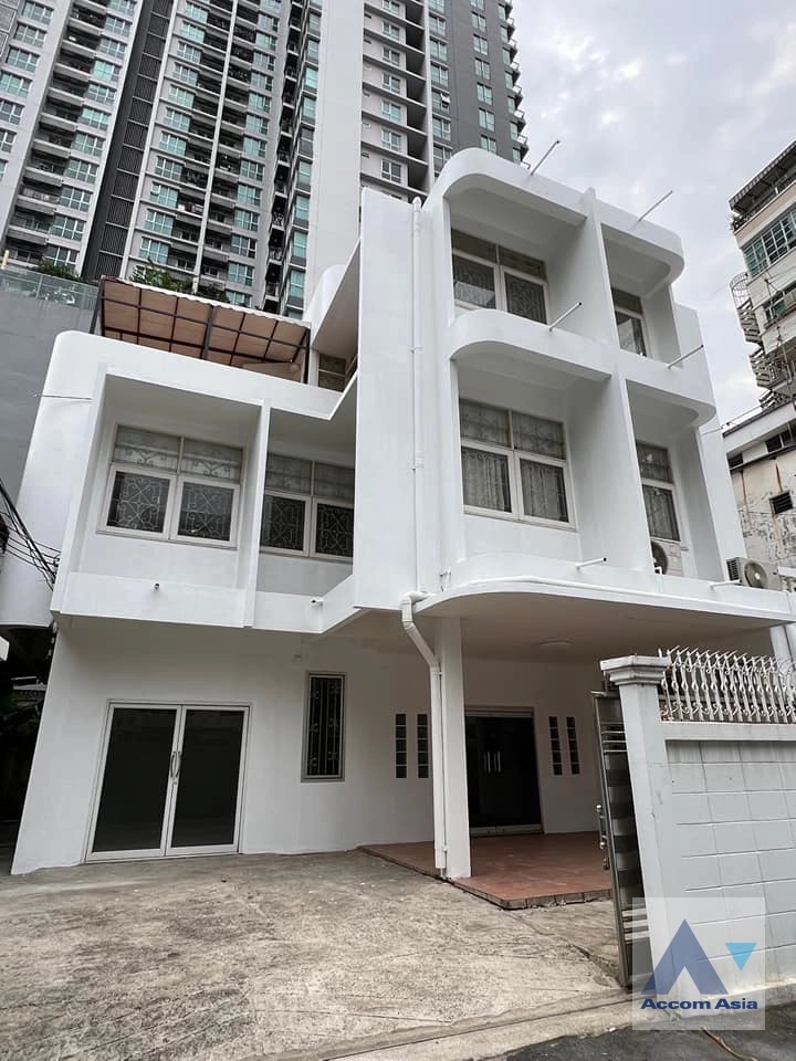 For RentHouseSathorn, Narathiwat : 4 Bedrooms House for Rent in Sathorn, Bangkok near BTS Chong Nonsi (AA39038)