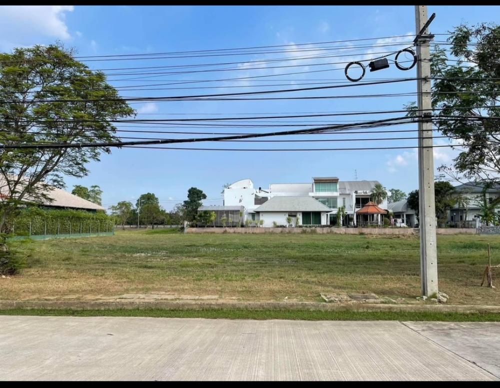 For SaleLandBangna, Bearing, Lasalle : Land for sale, Windmill Village, Bangna, area 577 square wah, price per square wah. 58,000, the back is next to the lake, west zone, quiet, comfortable, suitable for building a residential house, Bangna-Trad Road, selling for 33.5 million only.