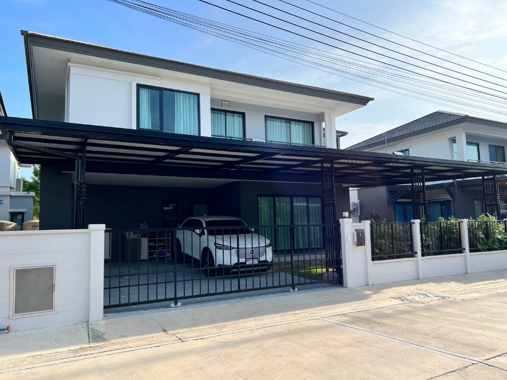 For SaleHouseSamut Prakan,Samrong : Selling cheap, at a loss, detached house Britannia Bangna Suvarnabhumi Km. 26, area 55.1 sq m., beautifully decorated, ready to move in, location near Burapha Withi Expressway. Suvarnabhumi Airport