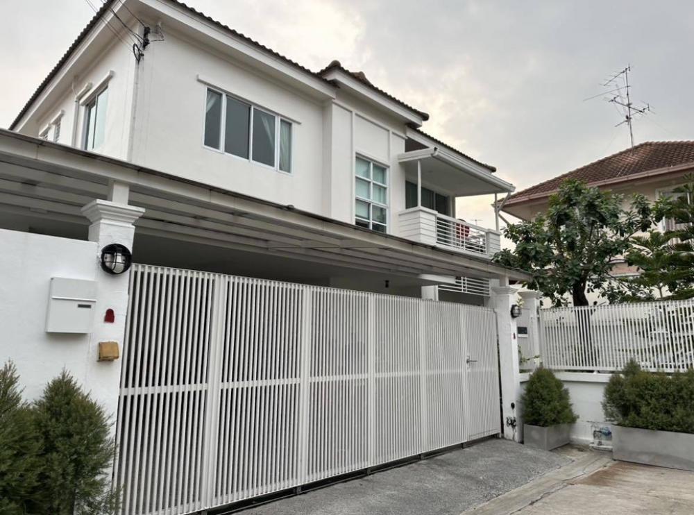 For SaleHouseChokchai 4, Ladprao 71, Ladprao 48, : Beautiful house 60 sq m., fully decorated in English style, fully furnished, ready to move in, Lat Phrao 71, 3 bedrooms, 3 bathrooms, good price.