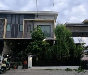 For SaleTownhousePattanakan, Srinakarin : ##Urgent sale## 2-story townhome, sample house, corner house, front of the house, airy and comfortable, beautifully decorated, fully furnished, Suan Luang On Nut area.