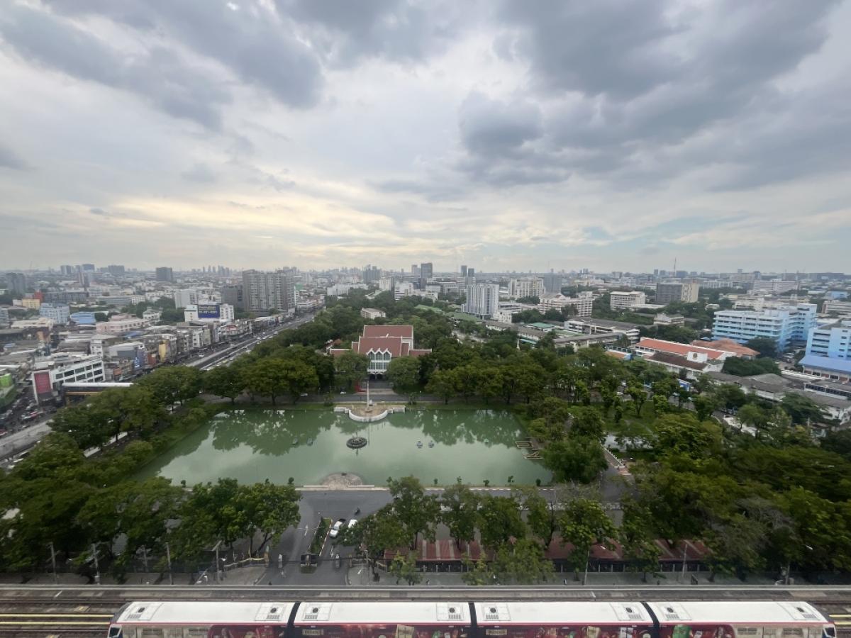 Sale DownCondoKasetsart, Ratchayothin : SO Kaset Interchange, 15th floor, beautiful view as shown in the picture, above the skytrain tracks, full frame view of Kasetsart University park, best location, quiet, not near the elevator/garbage room, not opposite other rooms, ready to move in, sellin