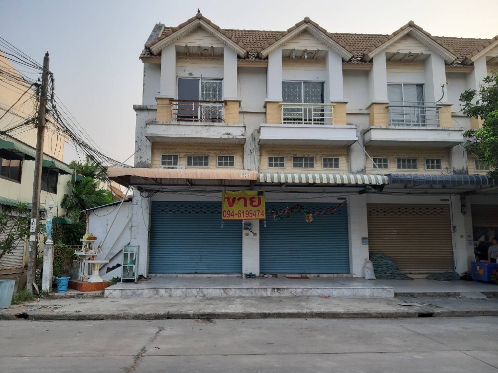 For SaleShophouseMin Buri, Romklao : Commercial building for sale, Poonsinh Thani 3, Romklao Housing 64, 2 units, corner unit, has space on the side. Sales commercial building Poonsinh Thani 3