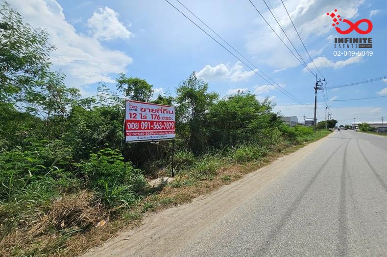 For SaleLandChachoengsao : Land for sale 12 rai 176 square wa, land next to road on 2 sides.