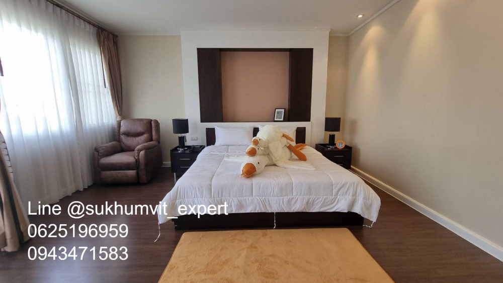 For RentCondoSukhumvit, Asoke, Thonglor : Ekkamai for rent, luxury apartment, 2 bedrooms, 2 bathrooms, Duplex, lots of space, 150 sq m, good price, has a swimming pool, renovated, modern style.