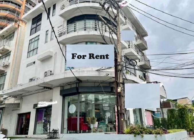 For RentHome OfficeOnnut, Udomsuk : For Rent, commercial building for rent, 4.5 floors, 2 units, along On Nut Road / near Iamsombat Market 300 meters / parking next to the building for 3 cars / 4 air conditioners / suitable for a variety of businesses, very good location.