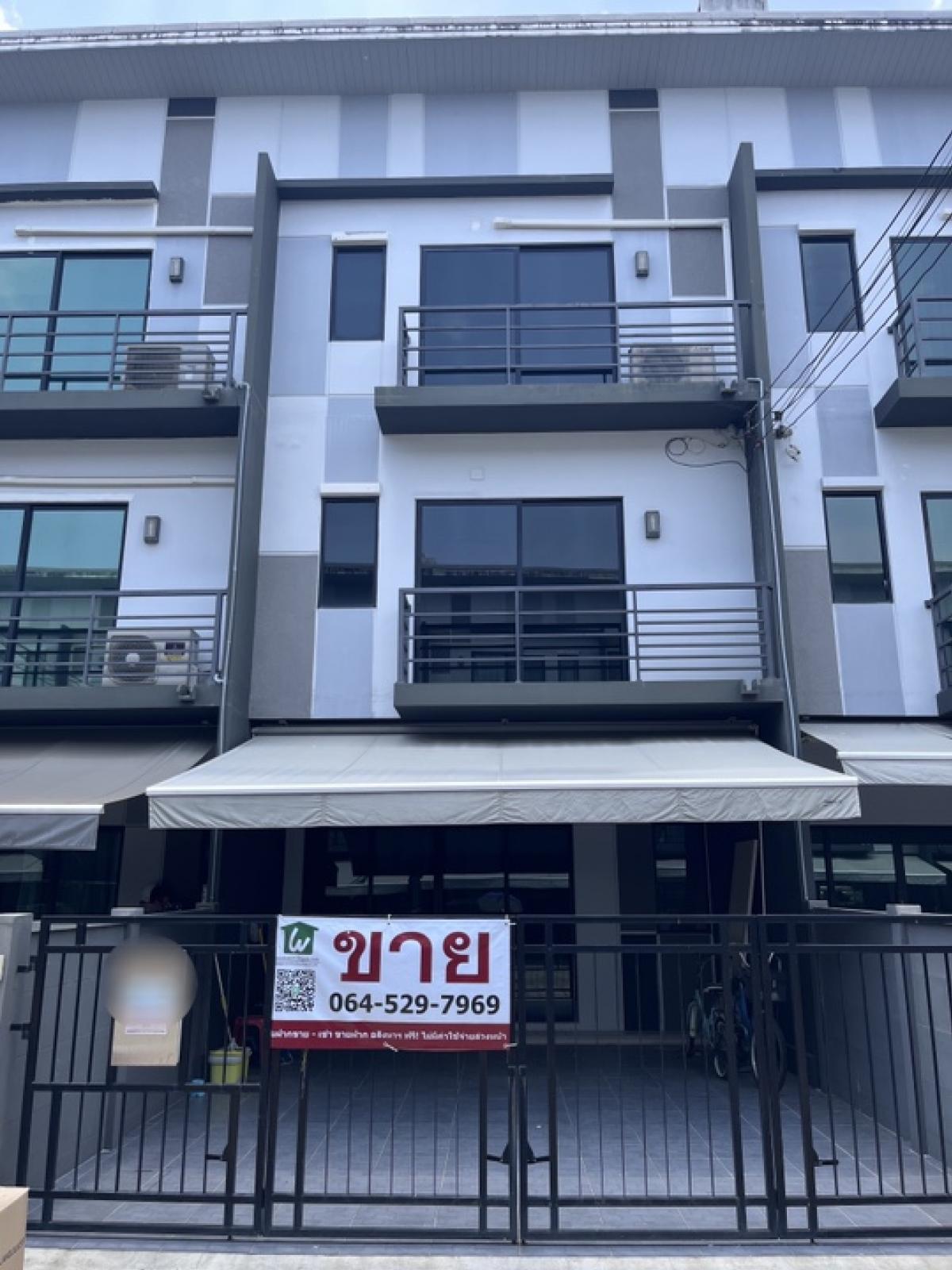 For SaleTownhouseRathburana, Suksawat : Selling very cheaply, Baan Klang Muang Suksawat Townhome, 3 floors, 3 bedrooms, 3 bathrooms, 18.1 sq m., next to the main road, BTS station.