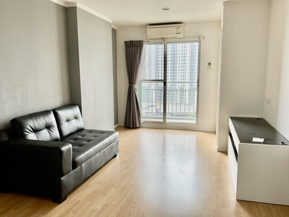 For SaleCondoPattanakan, Srinakarin : Condo for sale Lumpini Place Srinakarin - Huamark Station near ARL Hua Mak, Yellow Line MRT Hua Mak Station in front of the condo. Convenient travel, connected to the BTS and Airport Link. Near the expressway entrance and exit point