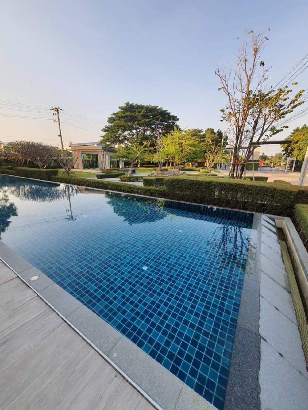 For SaleTownhouseLadkrabang, Suwannaphum Airport : 2-story townhome PATIO Lat Krabang-Motorway Zone in front of PATIO Lat Krabang-Motorway project 🌟Selling for 2.99 million baht, transfer half each. Width 5 meters, can park 2 cars. - 3 bedrooms, 1 kitchen, 2 bathrooms - Area size 1