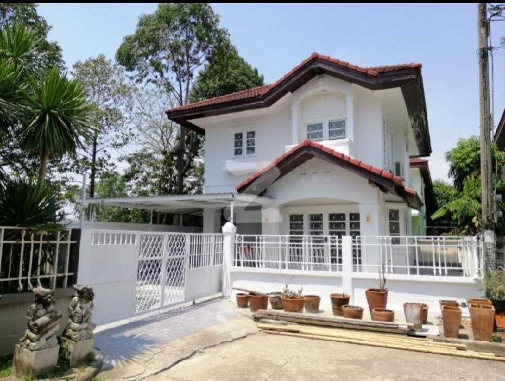 For RentHouseMin Buri, Romklao : Beautiful corner house, quiet, full relaxation, easy to get into the city, Pink and Orange Lines, the beginning of the line, the village is on Suwinthawong main road, can enter and exit from two ways from the house, 15,000 baht.