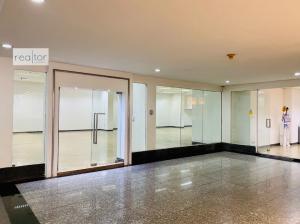 For RentShowroomSukhumvit, Asoke, Thonglor : BTS Asoke MRT Queen Sirikit National Convention Center Space for rent, ground floor, suitable for an office or clinic storefront, with parking, area 245 sq m.