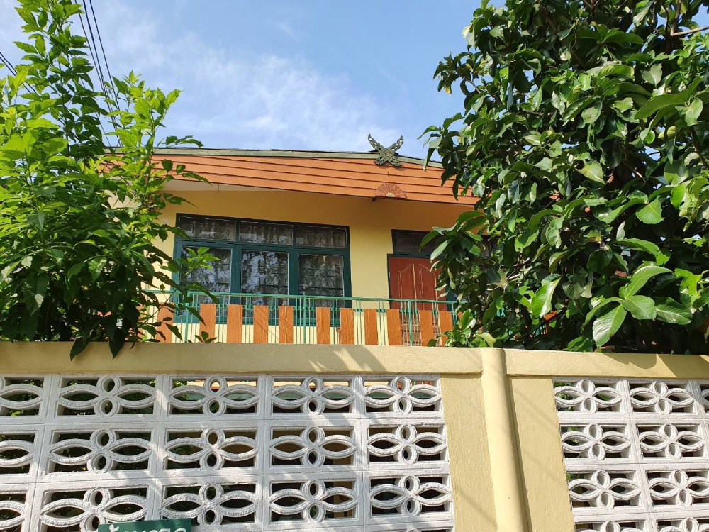 For RentHouseLadprao, Central Ladprao : Townhouse for rent, 2 floors, area 30 sq m, area 180 sq m, 3 bedrooms, 2 bathrooms, 4 air conditioners, fully furnished, Ratchada Road, Huai Khwang District, rental price 35,000 baht/mo.