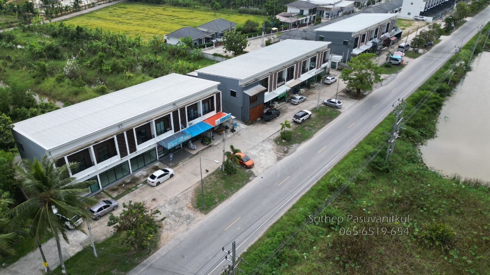 For SaleShophouseRayong : Selling at a loss, owner is hot on money, 2-story commercial building (1st hand), price 1.6 million, Villa Park 5, near Singapore International School, Nong Lalok, Ban Khai, Rayong.