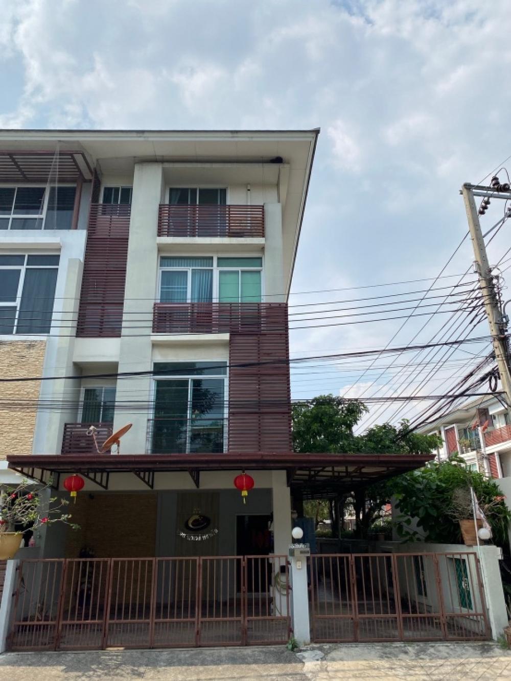For SaleTownhouseSathorn, Narathiwat : 🔥For Rent🔥 Townhome Rama 3, 4 floors, large house, Thanapat House Village, Sathorn-Narathiwat, Soi Nonsi 20, corner house next to the garden, no house across the street, width 9 meters, parking for 3 cars, price only 16.5 million.