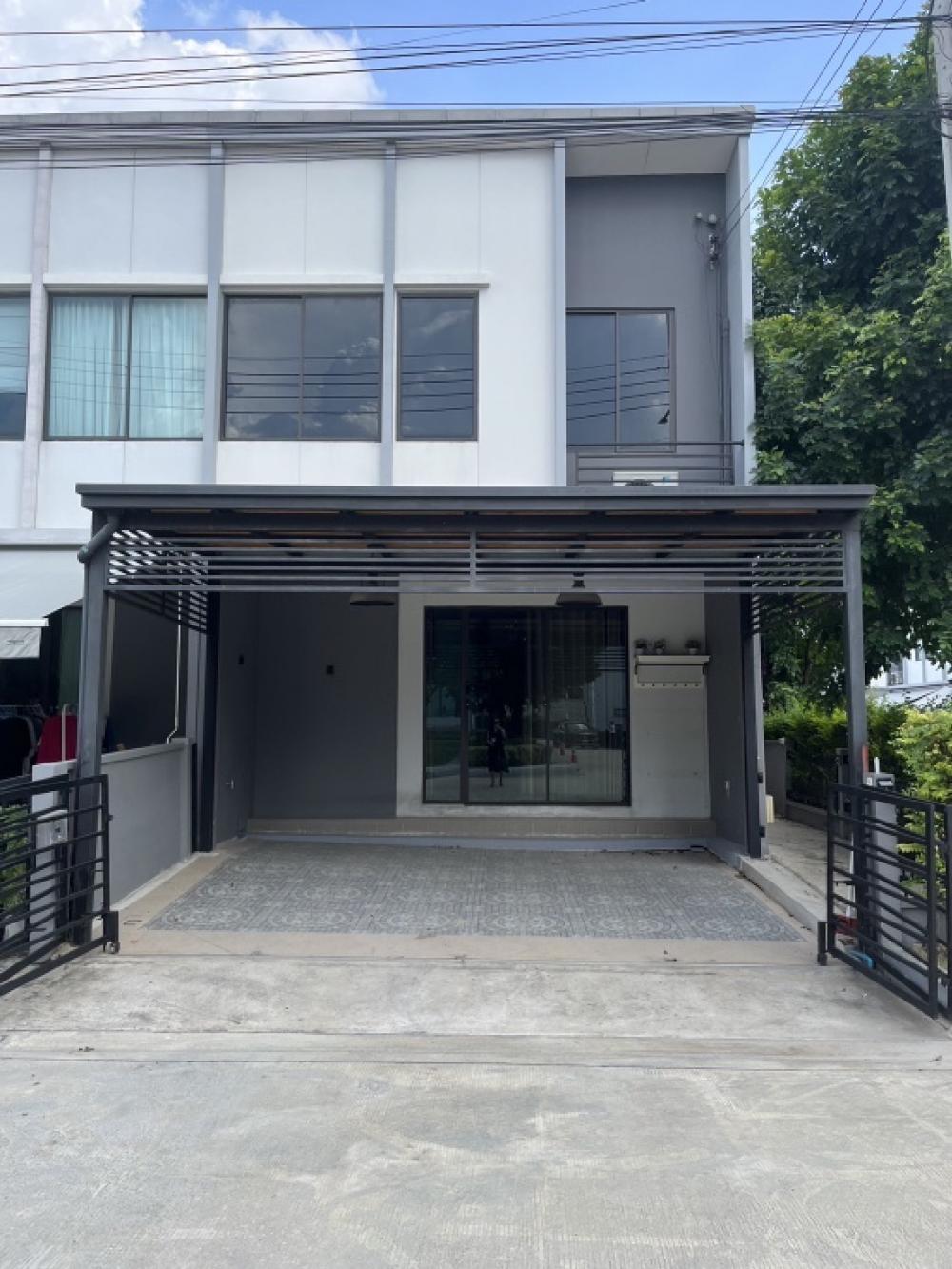 For SaleTownhousePattanakan, Srinakarin : Urgent sale, selling with tenant 💥💥Pleno Rama 9 Krungthep Kreetha, beautiful house next to the swimming pool, fully furnished, ready to move in. Very special price 🌈🌈🌈